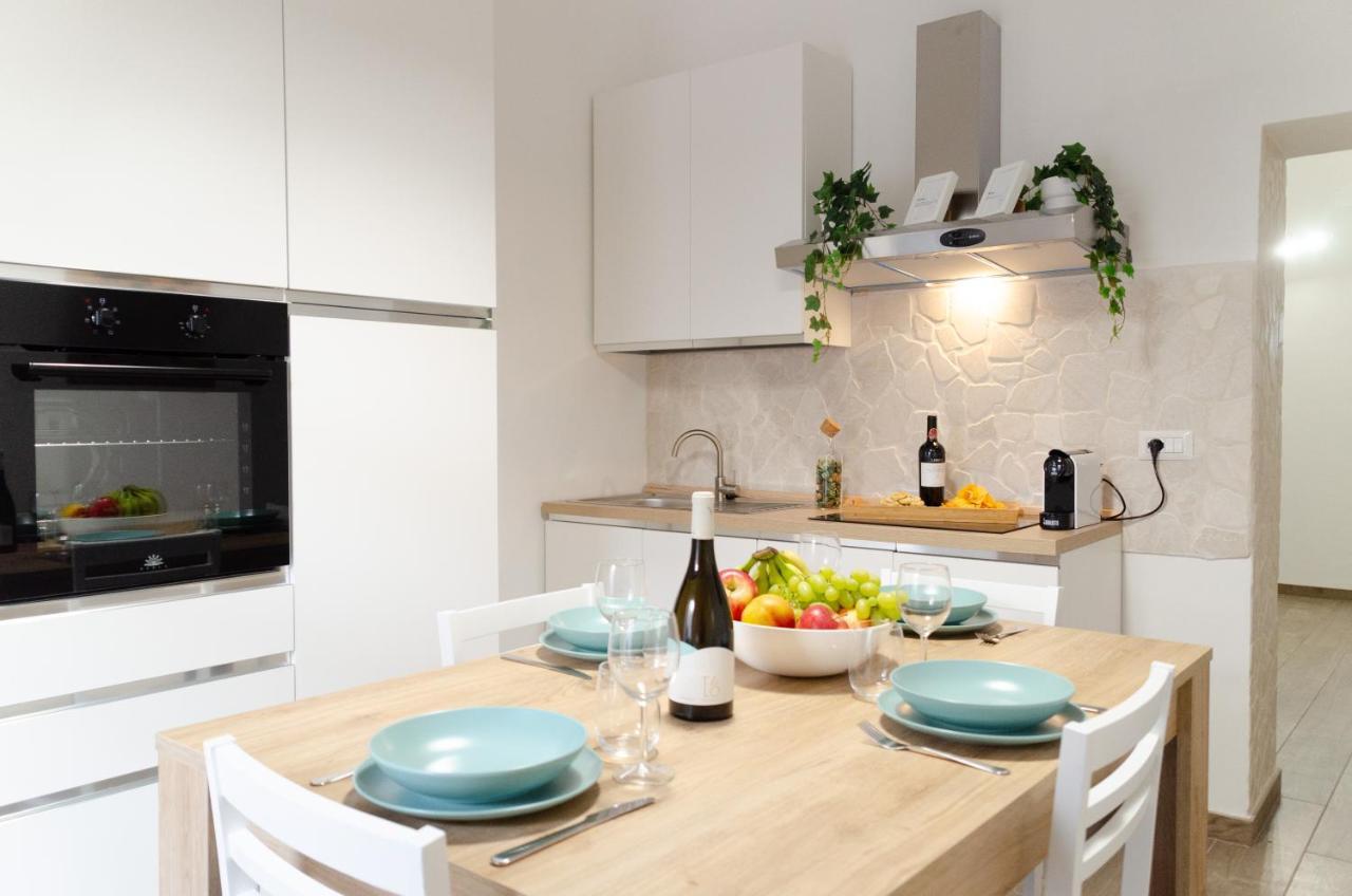 Modern Stone Apartment In The Heart Of Bari Kültér fotó