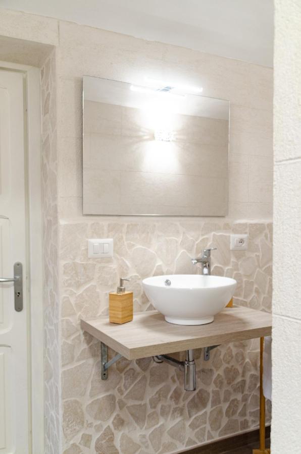 Modern Stone Apartment In The Heart Of Bari Kültér fotó